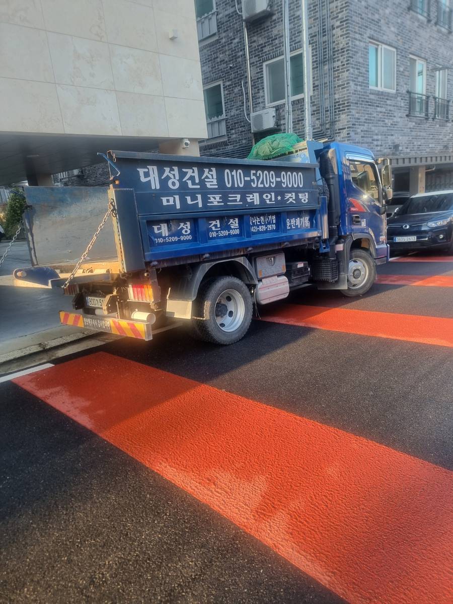 현장의 대성건설 덤프트럭 뒷모습